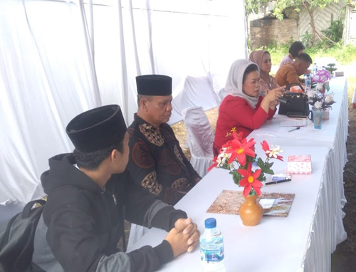 Anggota DPRD dari Dapil Sumut V dari Fraksi Gerindra Sri Kumala pakai baju warna merah saat reses di Sei Kepayang Barat.