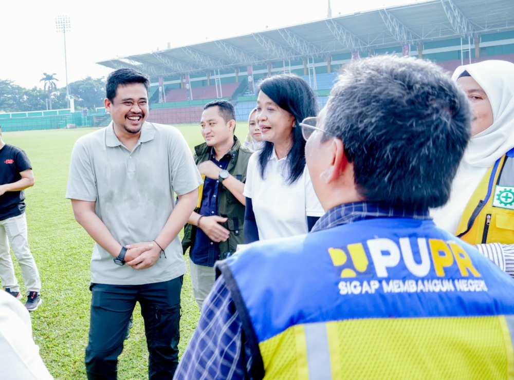 Bersama Dirjen Cipta Karya Kementerian Pekerjaan Umum dan Perumahan Rakyat (PUPR) RI Diana Kusumastuti, Wali Kota Medan Bobby Nasution meninjau Stadion Teladan Medan, Minggu (11/6/2023) pagi.