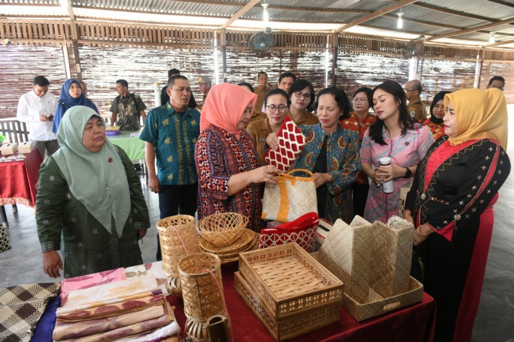 Ketua Dekranasda Provinsi Sumatera Utara Nawal Lubis didampingi Sekretaris Dekranasda Sumut Hasnah Lelly Siregar, membuka secara resmi pelatihan anyaman Wilayah Kepualauan Nias di Hotel Kaliki Gunung Sitoli, Selasa (20/06). (Foto: Diskominfo Sumut/Fahmi A