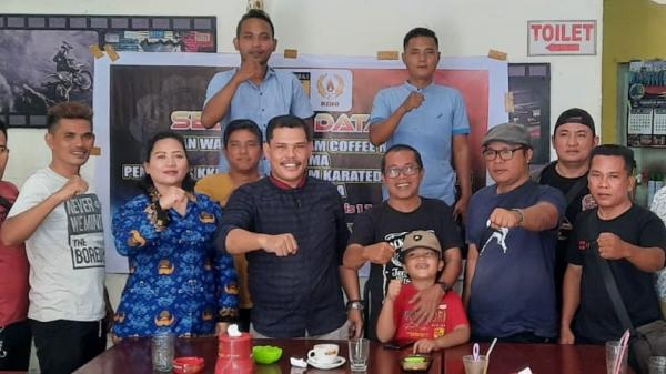 (IST/NEW TAPANULI), Ketua KKI Sibolga Saroha Manullang dan jajarannya foto bersama wartawan di acara coffee morning pengurus KKI Sibolga bersama wartawan, Kamis (1/6) lalu.