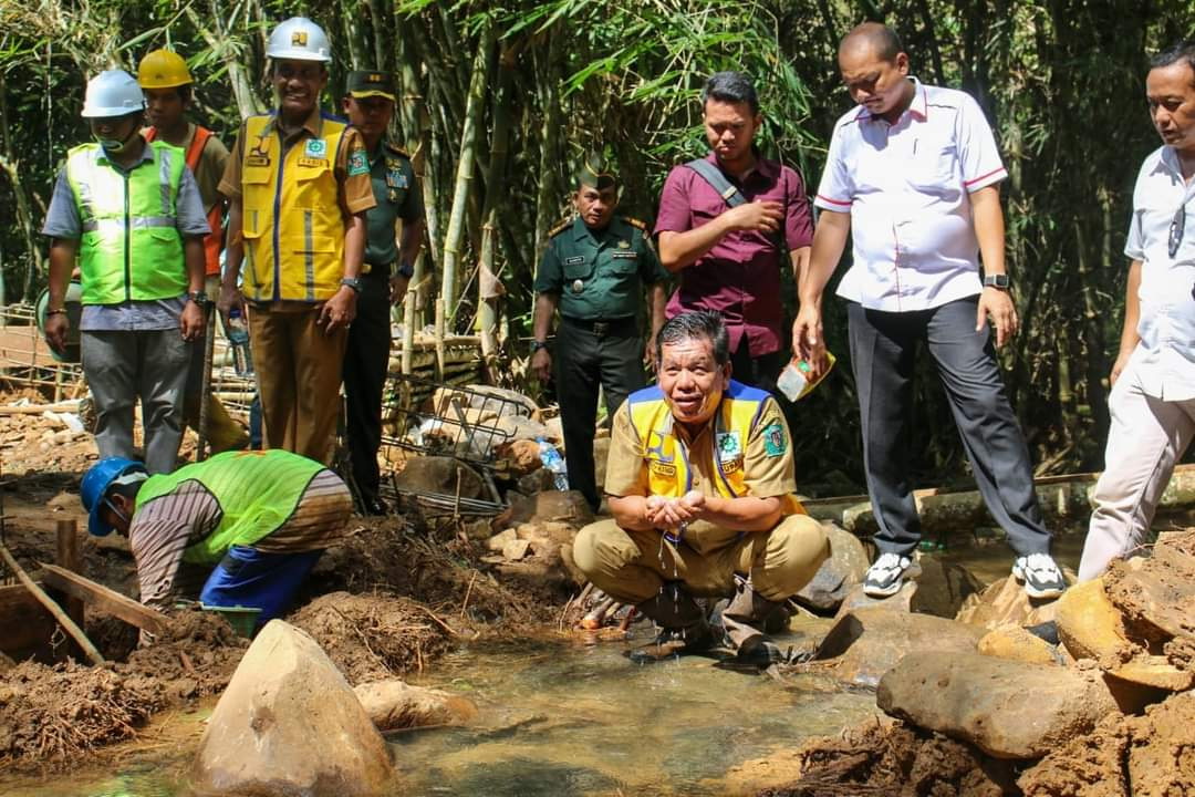 Bupati Simalungun Radiapoh Hasiholan Sinaga di acara peletakan batu pertama pembangunan SPAM di Nagori Dolok Maraja, Kecamatan Tapian Dolok. (f: Diskominfo Simalungun)