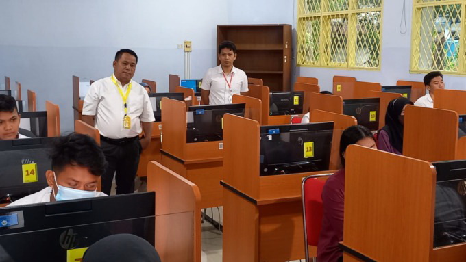 Rektor Unimed Syamsul Gultom meninjau langsung UTBK Seleksi Mandiri di Kampus Unimed. (f: metro/bagus syahputra/sumut pos)