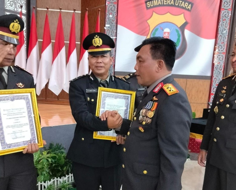 Satuan Narkoba Polres Simalungun menerima penghargaan dari Kapolda Sumut. (f: Polres Simalungun)