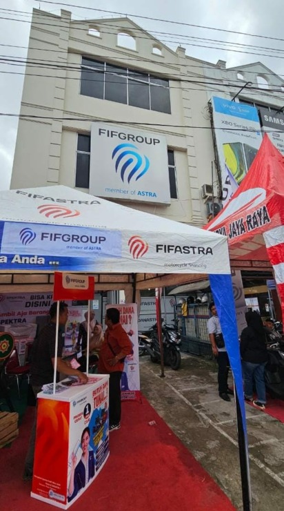 Kantor FIFGROUP Cabang Psp Gelar Promo SAFARI periode 10-15 Juli 2023 ramai dikunjungi warga. Banyak diskon, potongan tenor hingga 3x bulan dan lainnya. (Foto: Irsyad/MetroDaily)