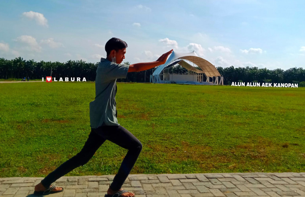Seorang netizen berfoto di depan alun-alun Aek Kanopan, Labuhanbatu Utara. (Foto: Facebook)
