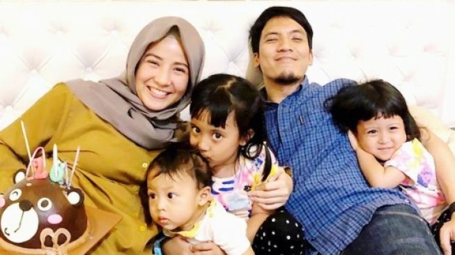 Desta Mahendra dan Natasha Rizki.