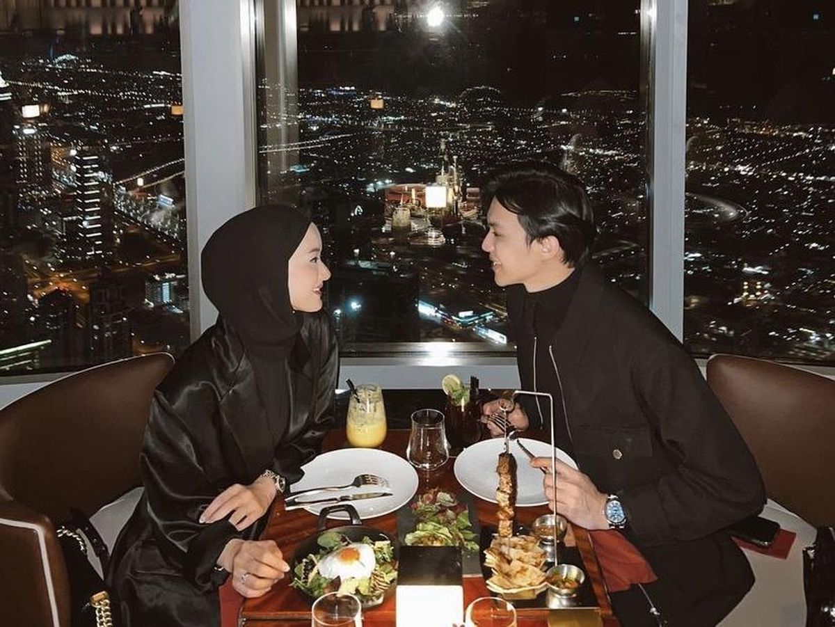 Dinda Hauw-Rey Mbayang dinner romantis.