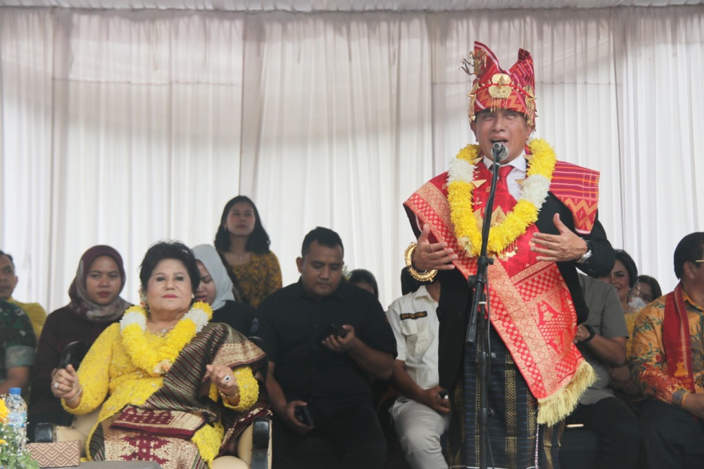 SAMBUTAN: Gubernur Sumatera Utara, Edy Rahmayadi, memberi sambutan dalam Festival Buah dan Bunga Tanah Karo 2023 di Taman Mejuah-Juah Jalan Gundaling Berastagi, Karo, Jumat (7/7). Turut mendampingi, Forkopimda Sumut dan Bupati Karo, Cory Sebayang. DISKOMI