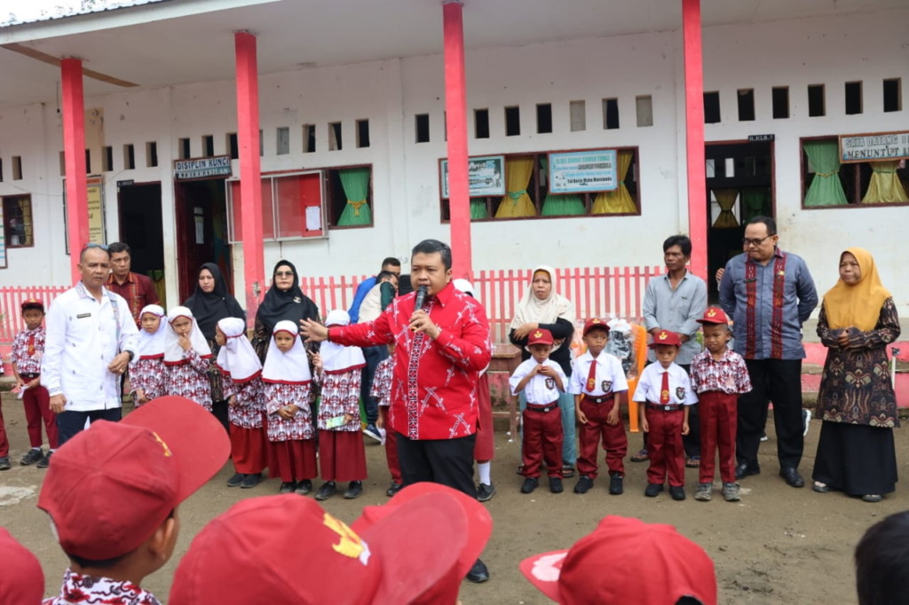 Bupati Tapsel mengunjungi anak spesial di SD Negeri 101507 Kel. Huta Tonga, Angkola Muaratais, Tapsel, Bupati H. Dolly Pasaribu menyemangati siswa/i dan orang tua serta memberi bantuan keperluan sekolah, Kamis (13/7/2023). (Foto: Prokopim Tapsel)