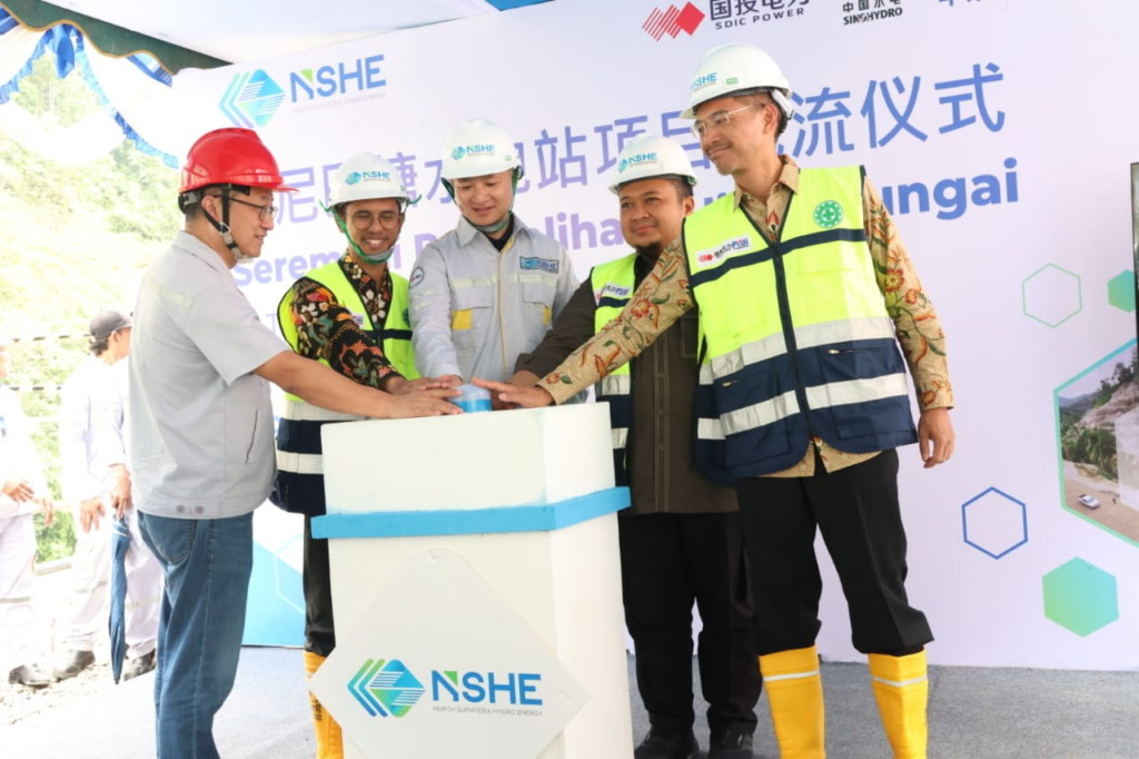 Bupati Tapsel, H.Dolly Pasaribu menghadiri pengalihan sungai Batang Toru untuk pembangunan bendungan pada mega proyek PLTA Batang Toru. (Foto: Prokopim Tapsel)