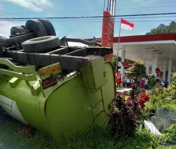 Satu unit truk Fuso pengangkut CPO menabrak pagar SPBU Simago mago di Sipirok. (Foto: Irsyad Lubis/MetroDaily)