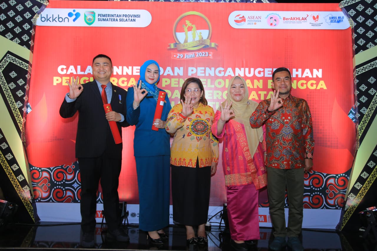 Bupati Labuhanbatu Utara Hendriyanto Sitorus menerima penghargaan MKK dari Kepala BKKBN RI Hasto Wardoyo. (Foto: Syawal Tanjung/Metrodaily)