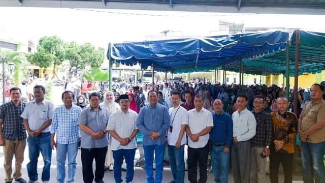 Wali Kota Psp Irsan Efendi Nasution, bersama pimpinan OPD dan Seluruh Camat Kota Psp, turut menyerahkan 1500 paket bantuan PCB. (Foto: Humas Psp)