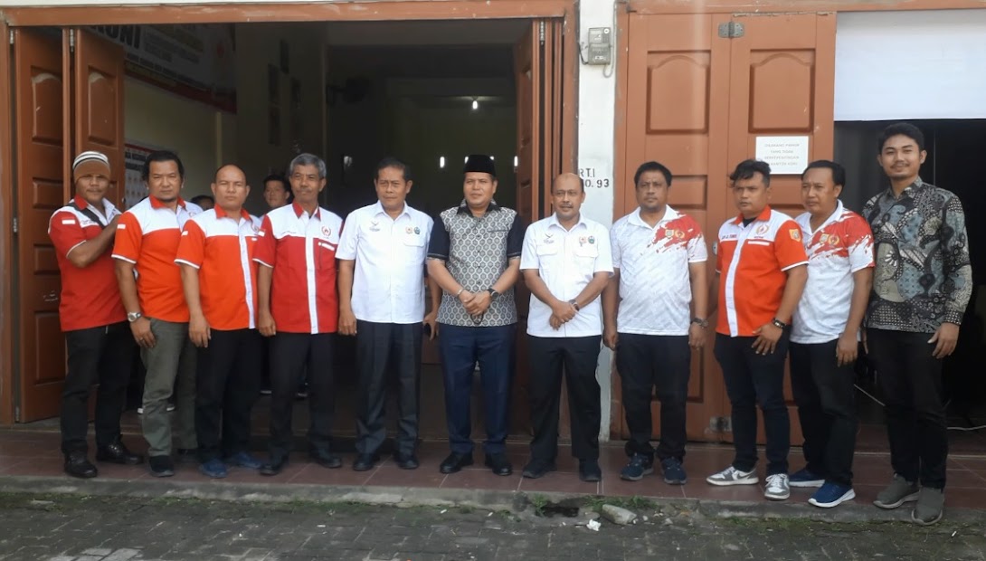 Pengurus KONI Labuhanbatu Selatan saat berfoto bersama dengan Wakil Bupati Labuhanbatu Selatan H Ahmad Fadli Tanjung SAg seusai acara. (Foto: Dok KONI)