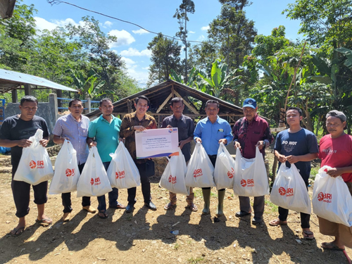 Pinca BRI Psp Alde Tio Putra, bersama Ketua Yayasan Marsada Angkola Timur, Amir Hamzah Harahap, membagikan 1000 paket daging sapi kepada masyarakat.