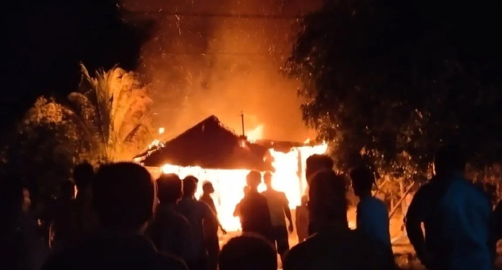 Rumah terbakar di Pasar Ipuh, Palas. (Foto: Dok Polsek Barumun)