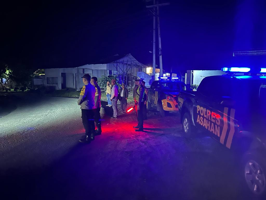 Apel personel Polsek Air Joman sebelum melakukan patroli malam. (Foto: Dedi Siregar/MetroDaily)