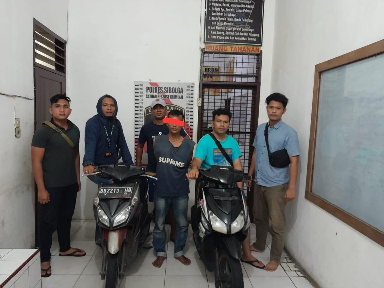 Tersangka pelaku curanmor, saat diamankan aparat Polres Sibolga,