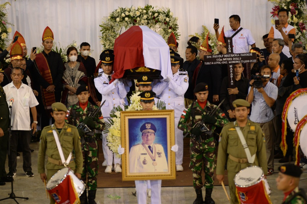 Upacara pemakaman Rudolf M Pardede, merupakan Gubernur Sumut  periode 2006-2008 di Monumen DR TD Pardede, Jalan Binjai Km. 10 Kabupaten Deliserdang, Sabtu (1/7/2023). Turut hadir Gubernur Sumatera Utara (Sumut) Edy Rahmayadi, Ketua Tim TP PKK Provinsi Sum