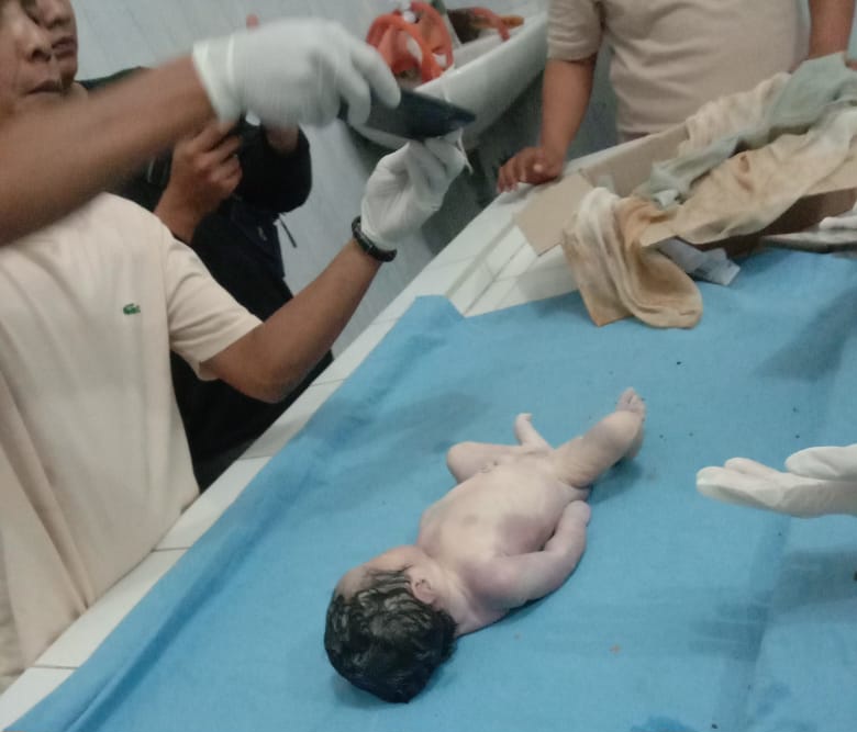 Petugas medis memeriksa jasad bayi di Instalansi Pemulasaraan Jenazah RSUD Panyabungan.