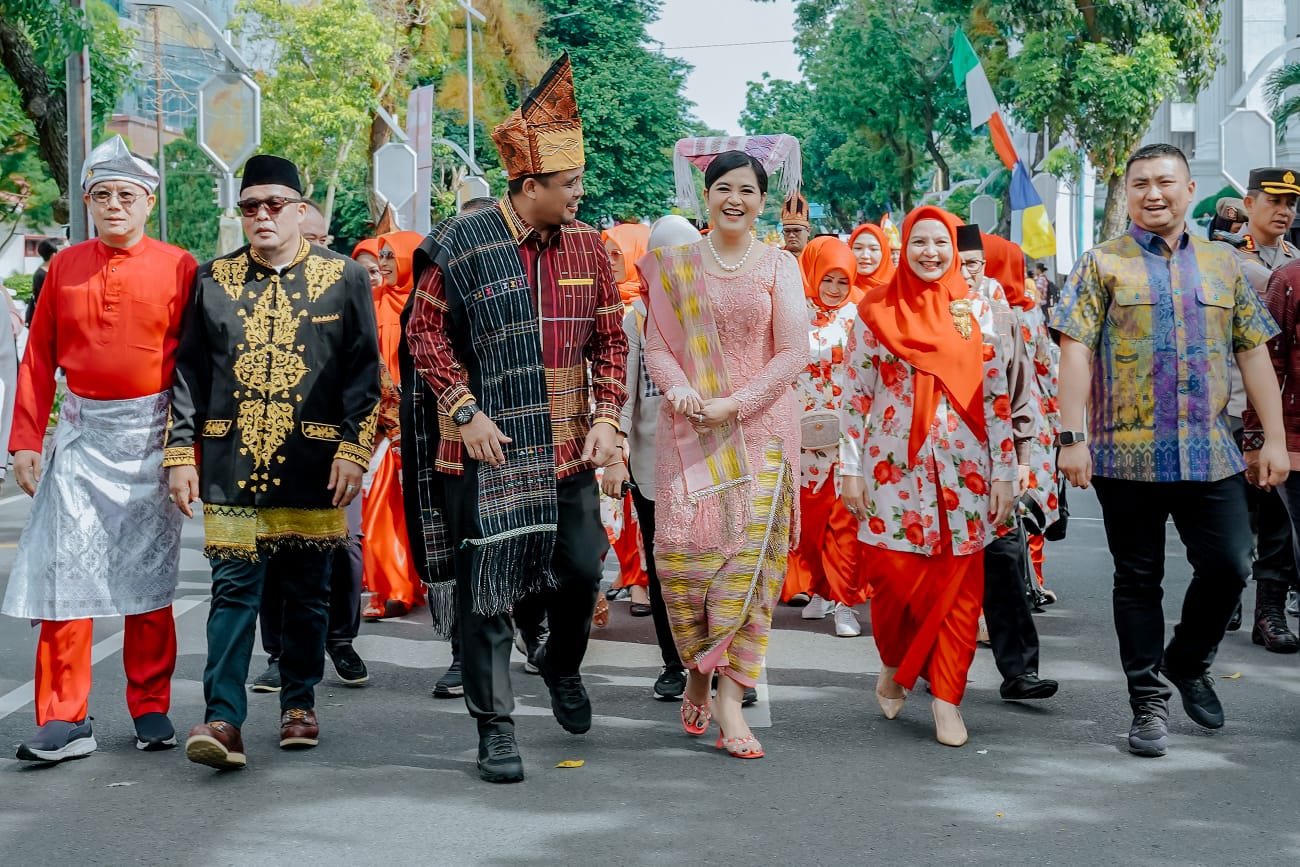 Mengenakan pakaian adat Simalungun, Wali Kota Medan Bobby Nasution bersama Ketua TP PKK Kota Medan Ny Kahiyang Ayu mengikuti Pawai Colorful Medan Carnival yang digelar dalam rangka memeriahkan Hari Jadi ke-433 Kota Medan, Sabtu (8/7/2023).