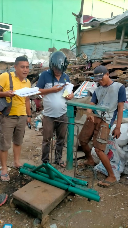 MENGGELEDAH: Kanit Reskrim Polsek Dolok Masihul, Iptu AM Purba (kaos kuning) saat menggeledah gudang botot milik J pada Kamis, 6 Juli 2023. Ist