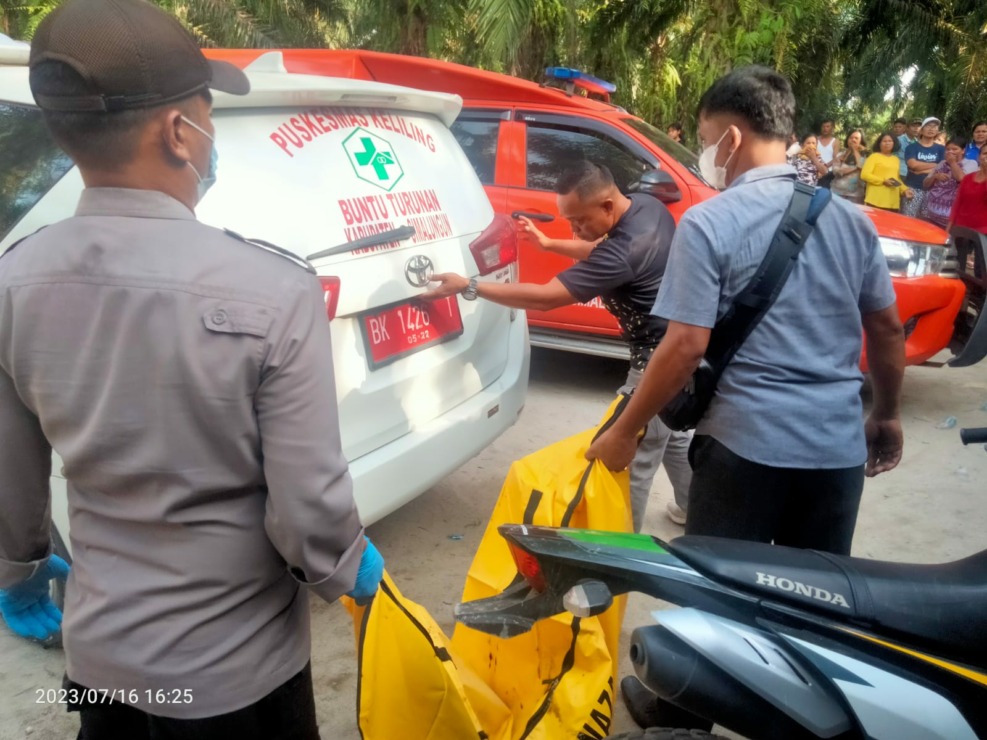 Proses evakuasi jenazah Nayyara Maria, balita yang hilang dari teras rumah orangtuanya, di Hatonduhan, Simalungun, Minggu (16/7/2023). (Foto: dok keluarga korban)