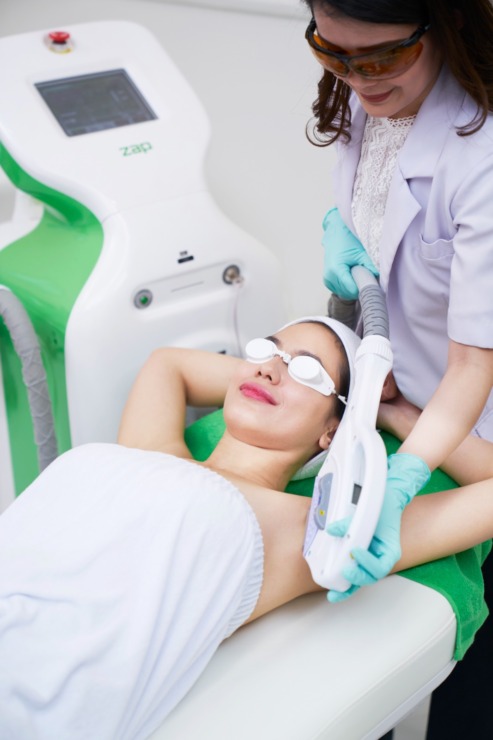 Brand ambassador ZAP, Pevita Pearce, sedang ditreatment di ZAP. ZAP kembali membuka dua cabang sekaligus di Kota Medan. Tepatnya di daerah Pattimura dan Cemara Asri.
