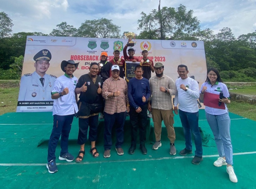 MENYERAHKAN: Wali Kota Bobby Nasution diwakili Kadispora Medan, Pulungan Harahap bersama Ketua Pordasi Medan, Benny Iskandar menyerahkan hadiah dan medali Horseback Archery Championship 2023 di Cadika Stable, Minggu (23/7/2023). Adapun juara umum pada eve