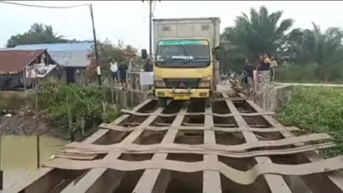 Jembatan penghubung Bandar Khalifah – Pagurawan yang tinggal kerangka.