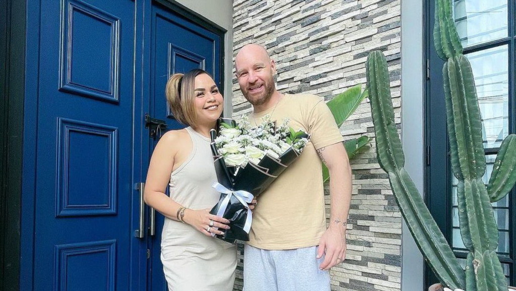 Melaney Ricardo dan suami.
