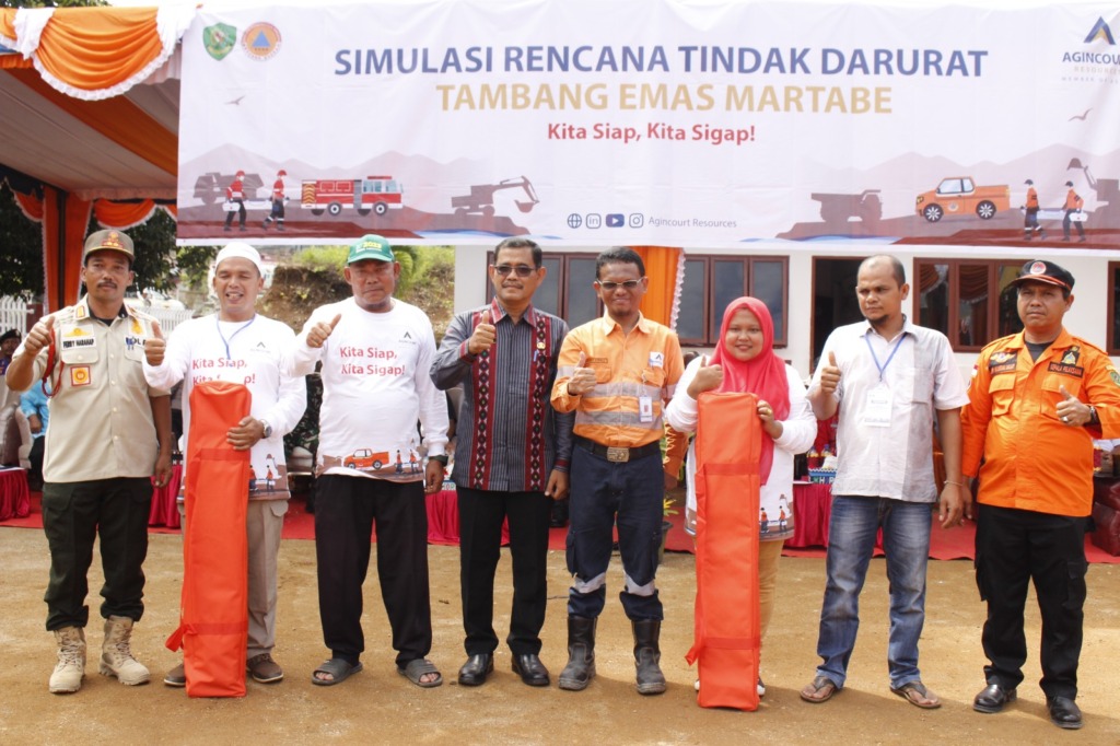General Manager Operations PT Agincourt Resources Rahmat Lubis (tengah berseragam jingga) dan Inspektur Daerah Tapanuli Selatan Ali Imran (tengah berbatik) menyerahkan bantuan tenda dari PTAR kepada perwakilan kelompok relawan Desa Tangguh Bencana (Destan