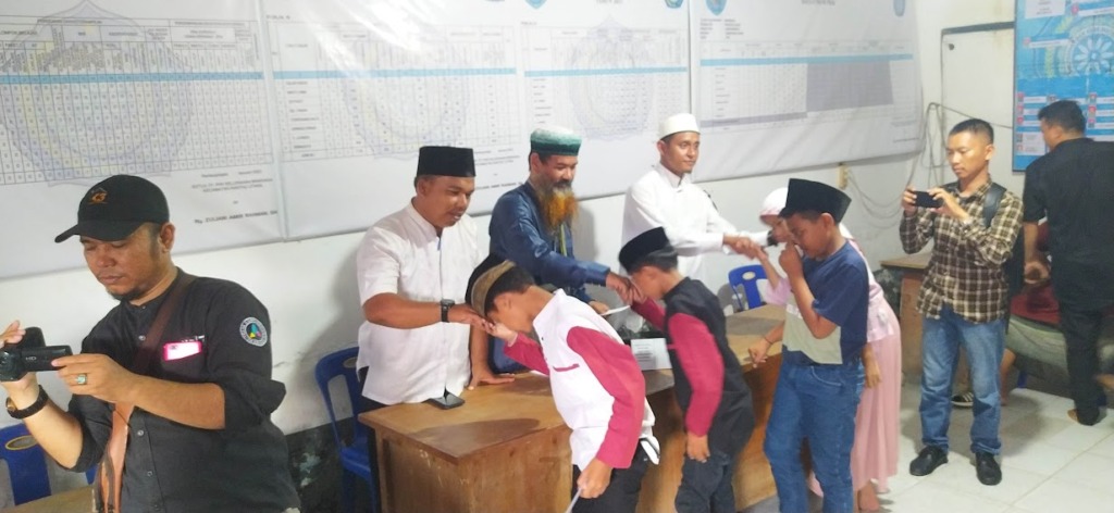 Sebanyak 54 anak-anak yatim piatu yang berada di Kelurahan Bina Raga, Kecamatan Rantau Utara, Kabupaten Labuhanbatu mendapatkan santunan dari Panitia Infaq Pasar Gelugur Rantauprapat, Jumat (28/7/2023).