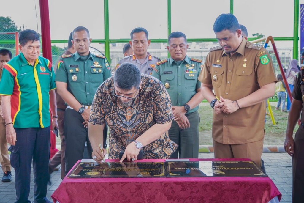 Penandatanganan prasasti oleh Wali Kota Medan Bobby Nasution menjadi pertanda diresmikannya Lapangan Gajah Mada Medan yang berlokasi di Jalan Krakatau, Kelurahan Pulo Brayan Darat I, Kecamatan Medan Timur, Senin (10/7/2023) sore.