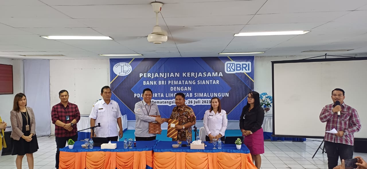 Pemimpin Cabang Bank Rakyat Indonesia (BRI) Pematang Siantar, Yanri Eka Putra, usai penandatanganan kerjasama BRI dengan PDAM Tirtalihou, di Kota Pematang Siantar, Rabu (26/7/2023). PDAM Tirtalihou diwakili Dirutnya, Dodi Ridowin Mandalahi. (Foto: Dok BRI