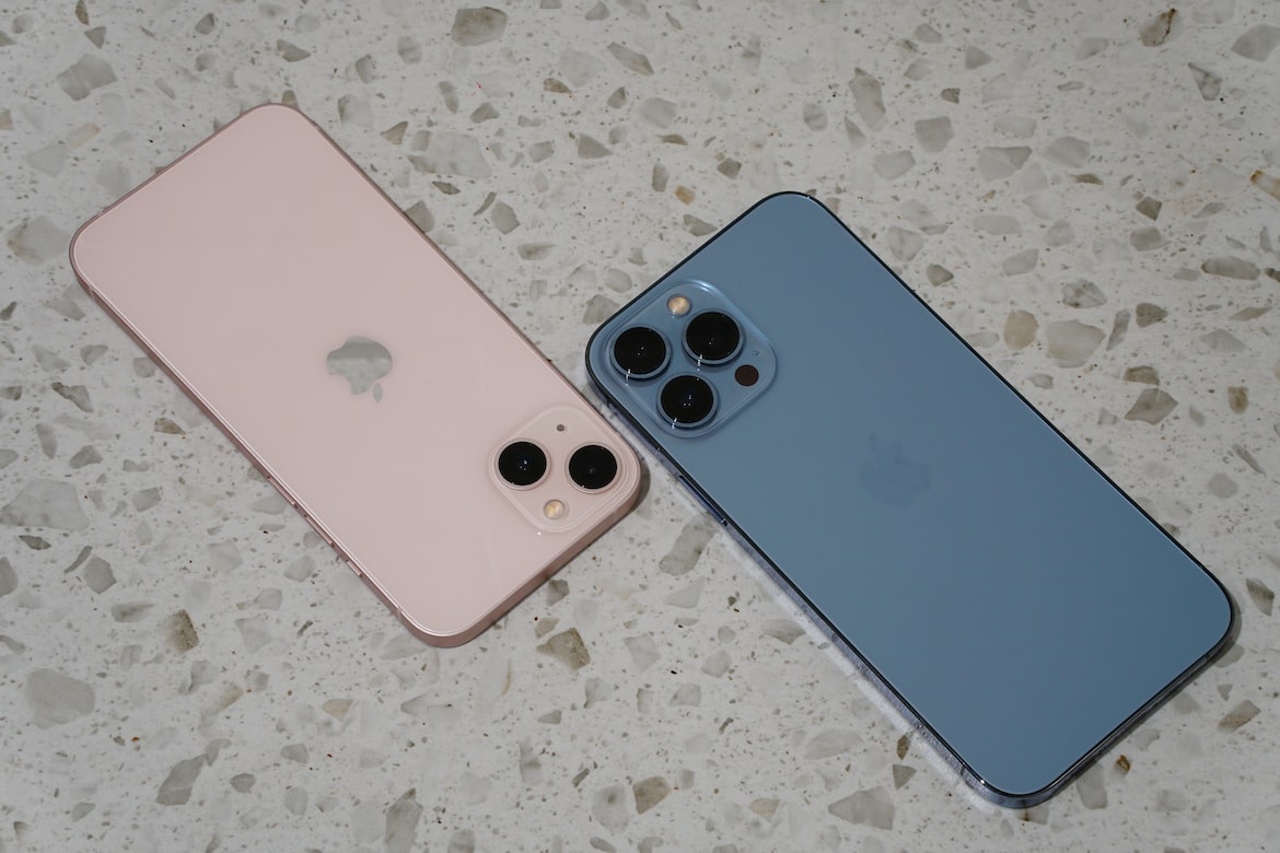 Perbedaan iPhone 13 dan iPhone 13 pro yang menonjol dari segi kamera yakni dimana jumlah kamera pada iPhone 13 pro lebih banyak dibandingkan iPhone 13 reguler.