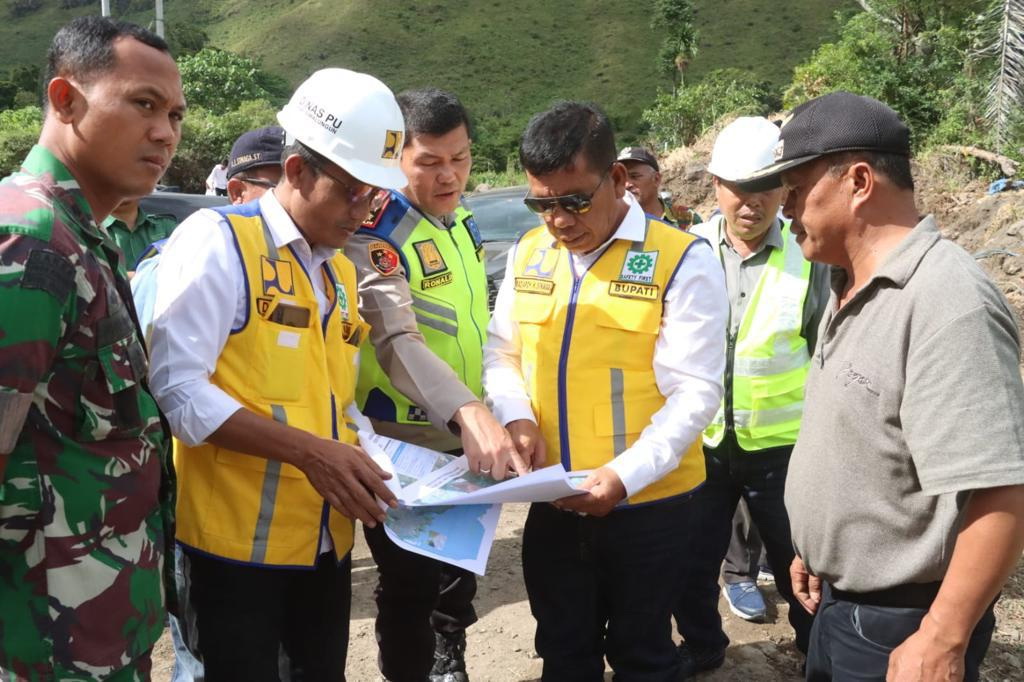 Peninjauan perbaikan jalan di kawasan sekitar Danau Toba. (f: diskominfo simalungun)