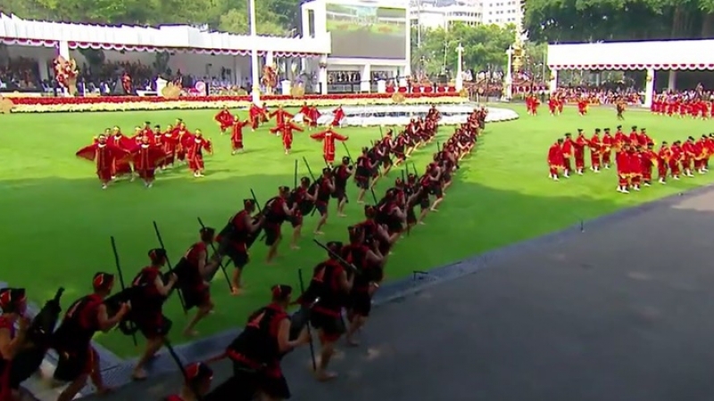 Putra Putri Nias Barat menampilkan tarian Bumi Aekhula di Istana Merdeka Jakarta saat peringatan HUT ke-78 Kemerdekaan RI. (f: metro/mbc)