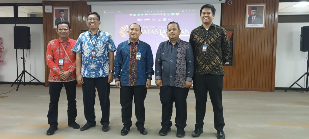 Kepala KPw BI Pematang Siantar Muqorobin (tengah) memberikan keterangan terkait Festival SISI BATAS LABUHAN.