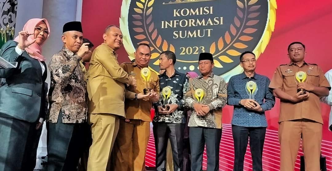 Penyerahan Anugerah Keterbukaan Informasi Publik dari Komisi Informasi Sumut kepada Pemkab Simalungun. (f: diskominfo simalungun)
