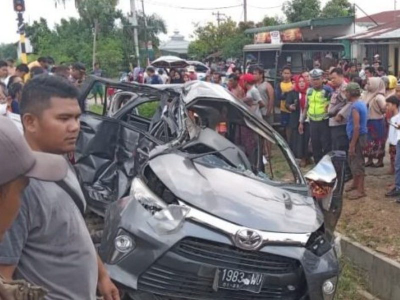 Mobil yang ditabrak KA di Tebing Tinggi. (f: Polres Tebing Tinggi)