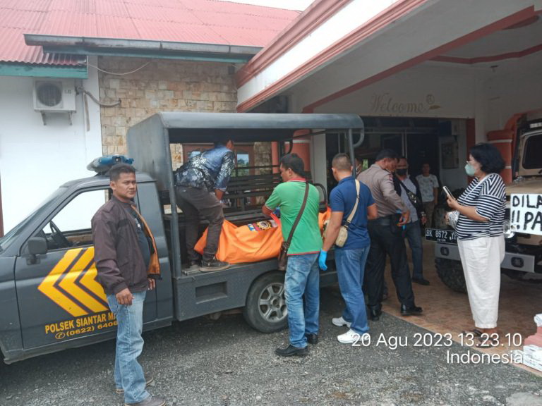 Evakuasi jenazah Mangara Tua PH Simanjuntak yang ditemukan meninggal dunia di salah satu kamar Hotel Alexander Pematang Siantar. (f: dok Polsek Siantar Marihat)