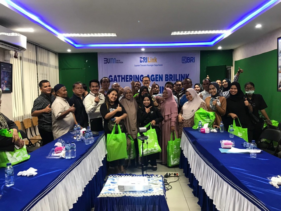 Pinca BRI Psp, Alde Tio Putra, foto bersama 60 agen Brilink yang hadir pada acara gathering agen Brilink BO Psp, Rabu (26/8/2023). (Foto: Irsyad Lubis/MetroDaily)