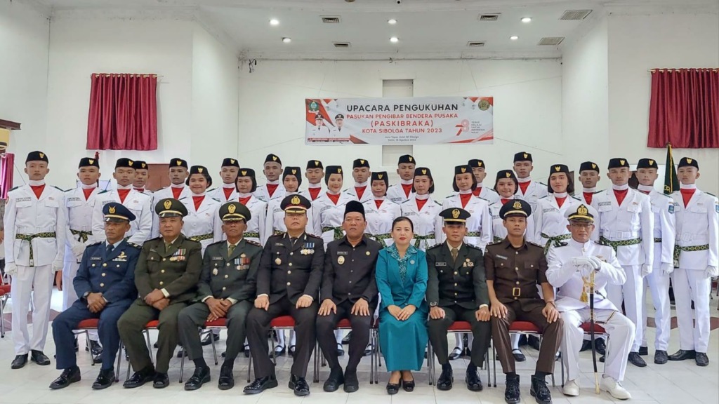 Wakil Wali Kota Sibolga Pantas Maruba Lumbantobing dan perwakilan Forkopimda foto bersama usai acara pengukuhan Paskibraka Kota Sibolga Tahun 2023. (Foto: Diskominfo Sibolga)