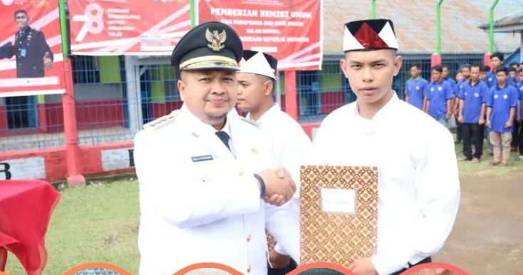 Bupati Tapanuli Selatan Dolly P Pasaribu secara simbolis menyerahkan surat keputusan pemberian remisi. (Foto: diskominfo tapsel)