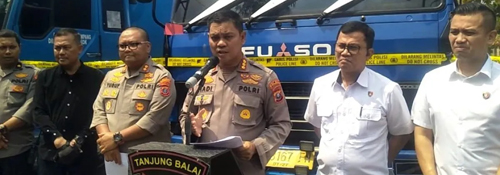 Kabid Humas Polda Sumut, Kombes Pol Hadi Wahyudi saat menjelaskan pengungkapan kasus penyalahgunaan pengangkutan bbm di Tanjungbalai.