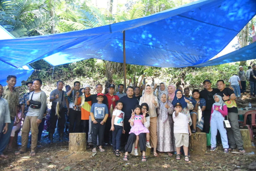 Bupati Tapsel H Dolly Pasaribu, Ketua TP PKK Tapsel, Ny Rosalina Dolly Pasaribu/Keluarga, Sekda Tapsel, pimpinan OPD bersama masyarakat Desa Sihuik-huik. (Foto: Irsyad/MetroDaily)