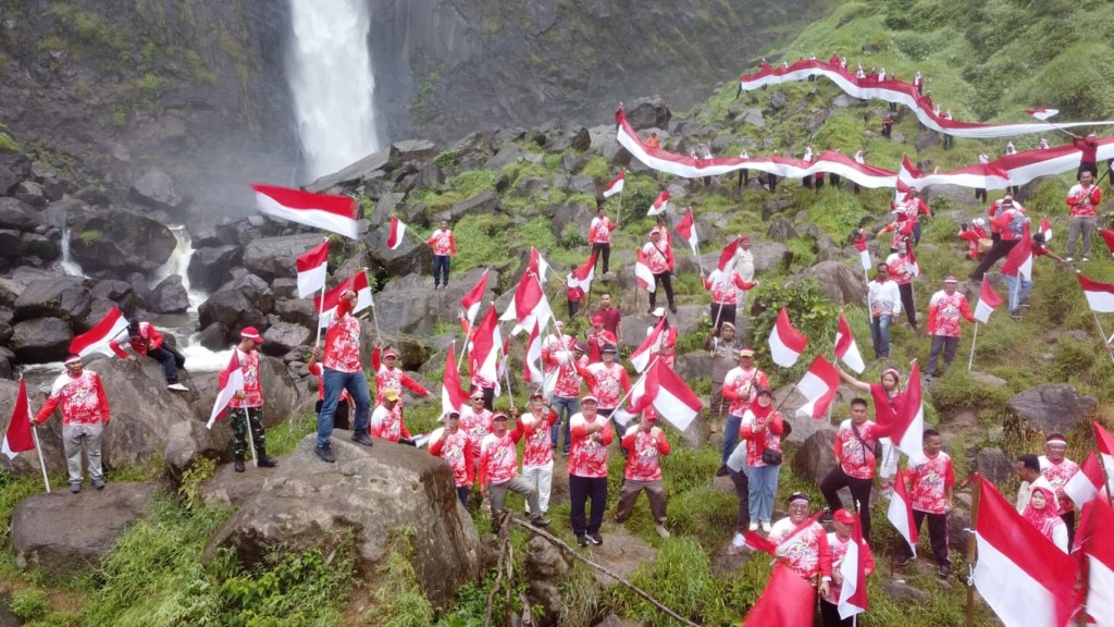 Bendera merah putih dikibarkan di objek wisata Air Terjun Ponot. (Foto: Doni Damara/MetroDaily)