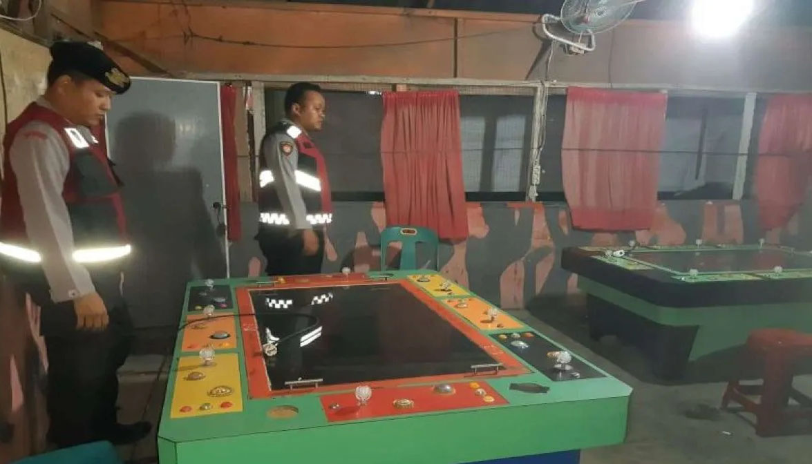 Meja tembak ikan yang diamankan saat penggerebekan oleh Polres Asahan dan TNI di Graha Kisaran. (Foto: Dok Polres Asahan)