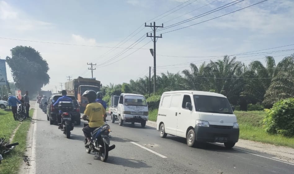 Lokasi kejadian kecelakaan di depan Kantor Samsat Kisaran. (Foto: Doni Damara/MetroDaily)